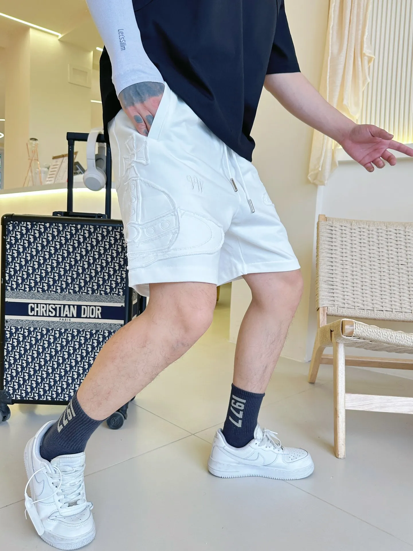 The Queen Mother's three-standard complete 2026 summer New Arrival men's casual shorts, advanced custom-made fabric Breathable fabric, Breathable elasticity and comfort, impeccable details, top-grade accessories, original logo design concept, delicate and soft feel! The upper body fit is awesome! Size: M-XXXL Please state your height and weight when ordering